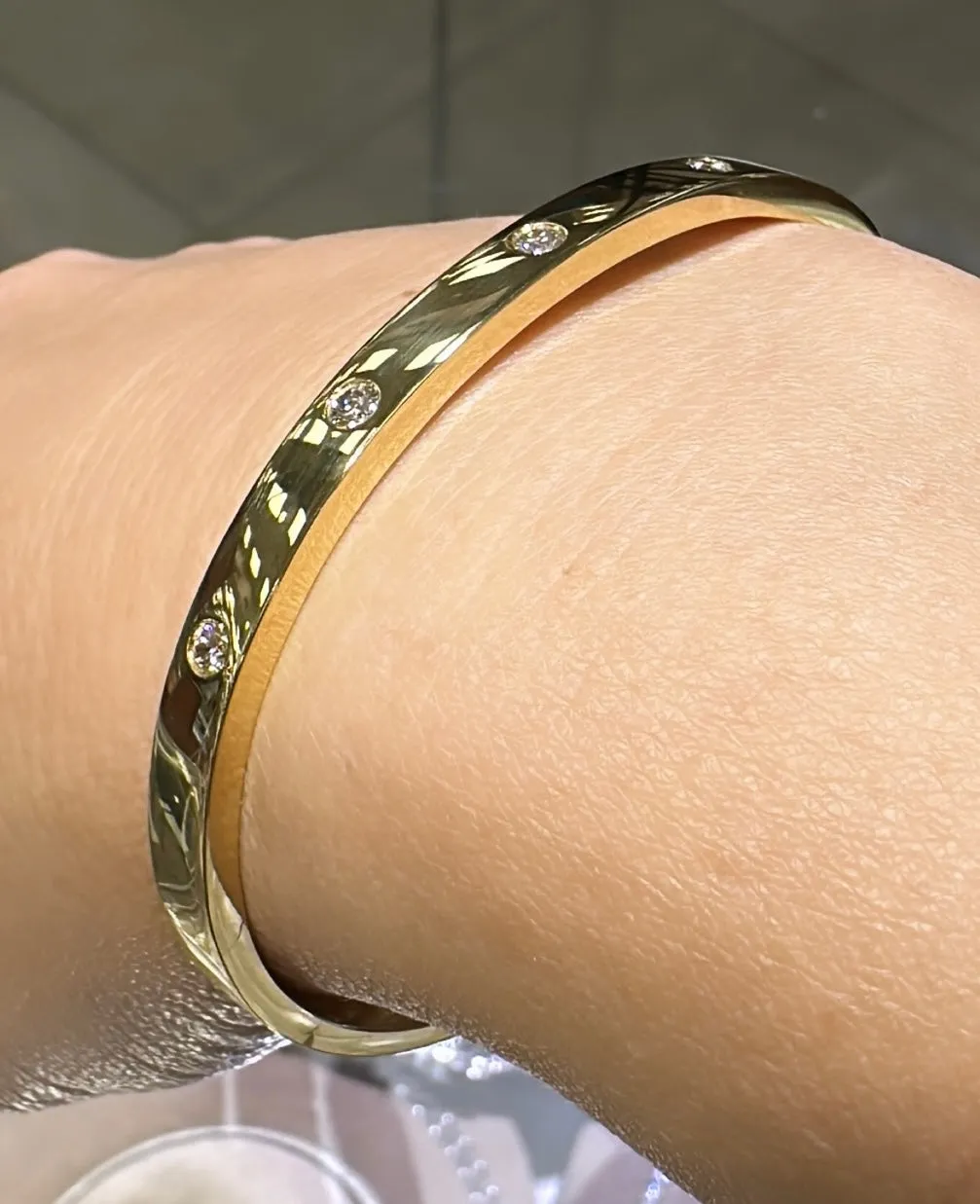 0.46ct tw Burnish Set Diamond Station Bangle Bracelet
