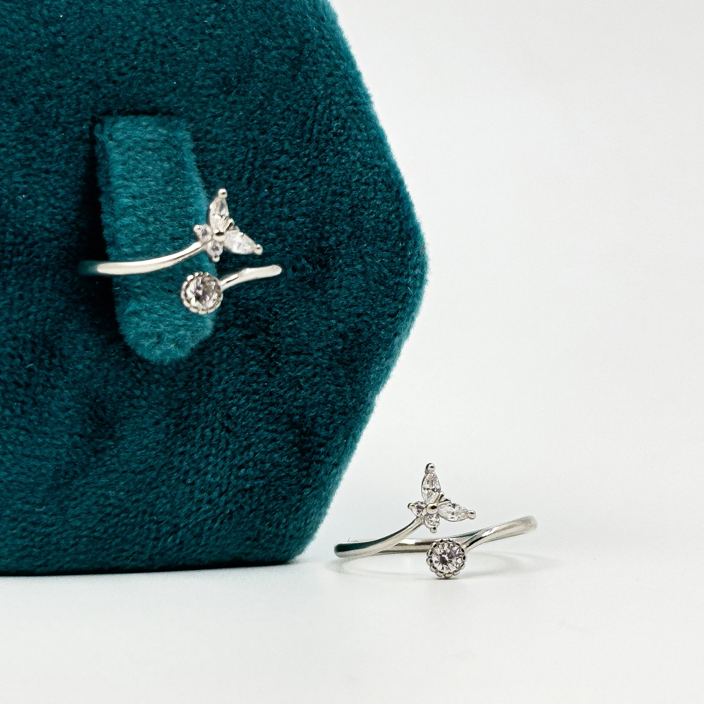 Budding butterfly toe ring