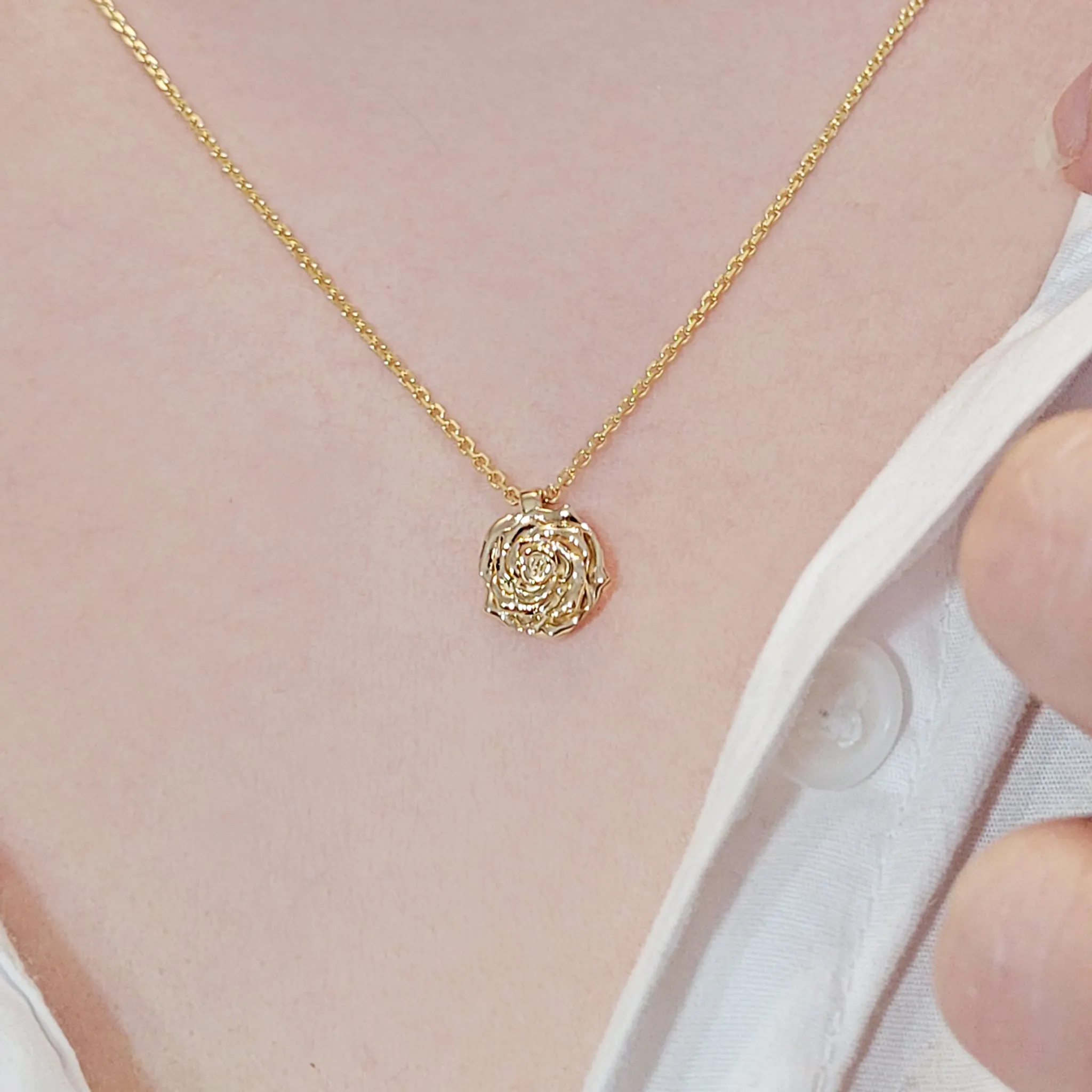 Dainty Rose Necklace In Gold