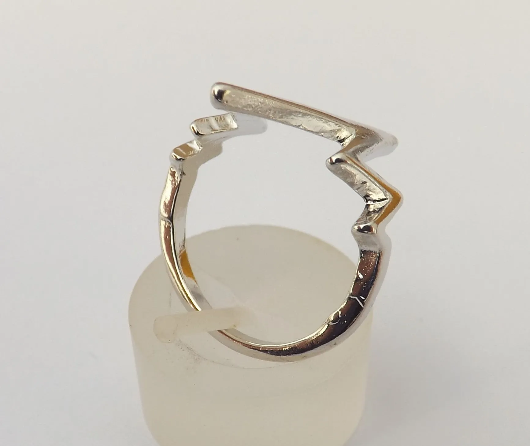 Silver Tone Zigzag Ring (size 7)